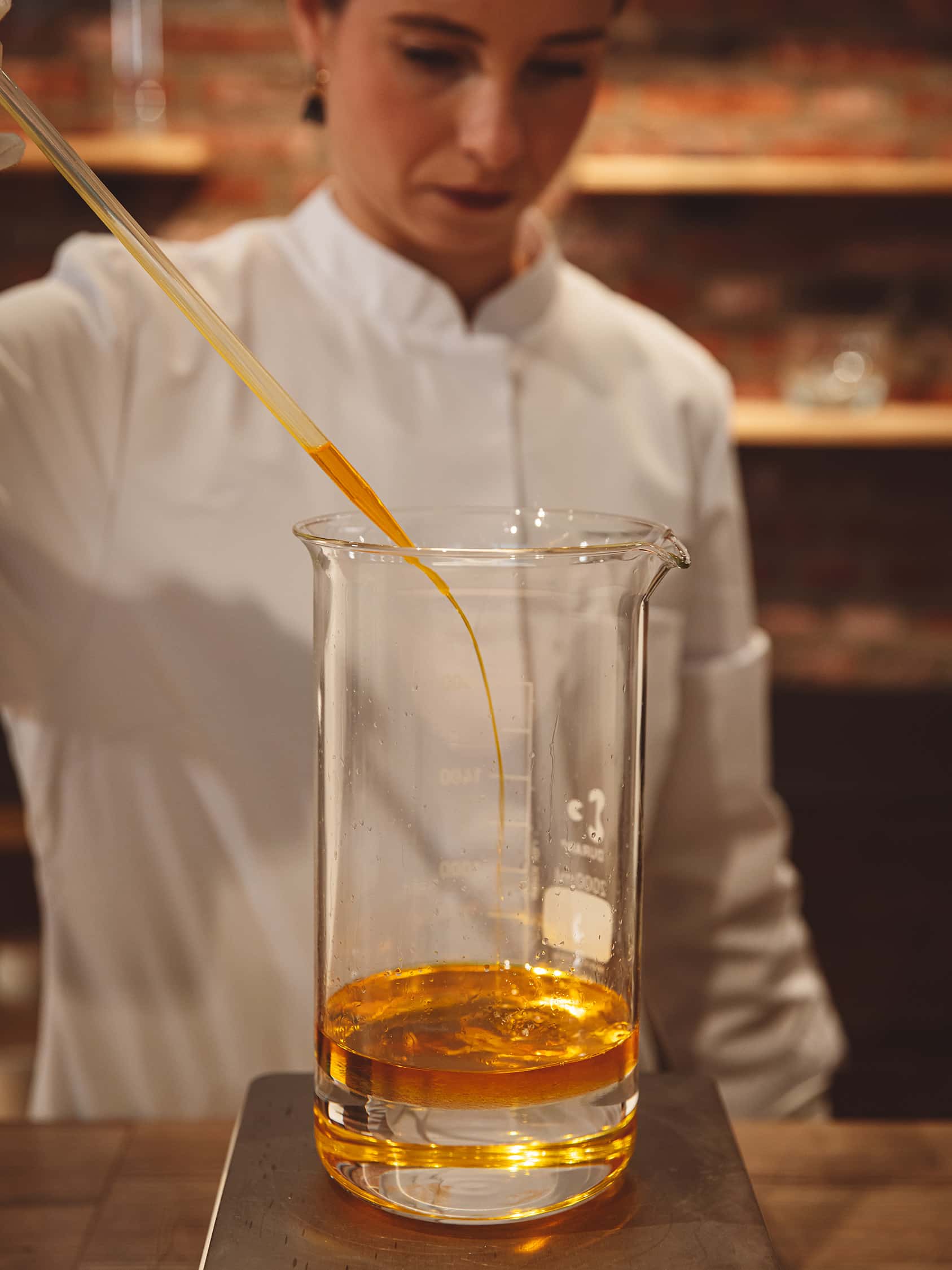 Parfumeur bouwt een compositie
